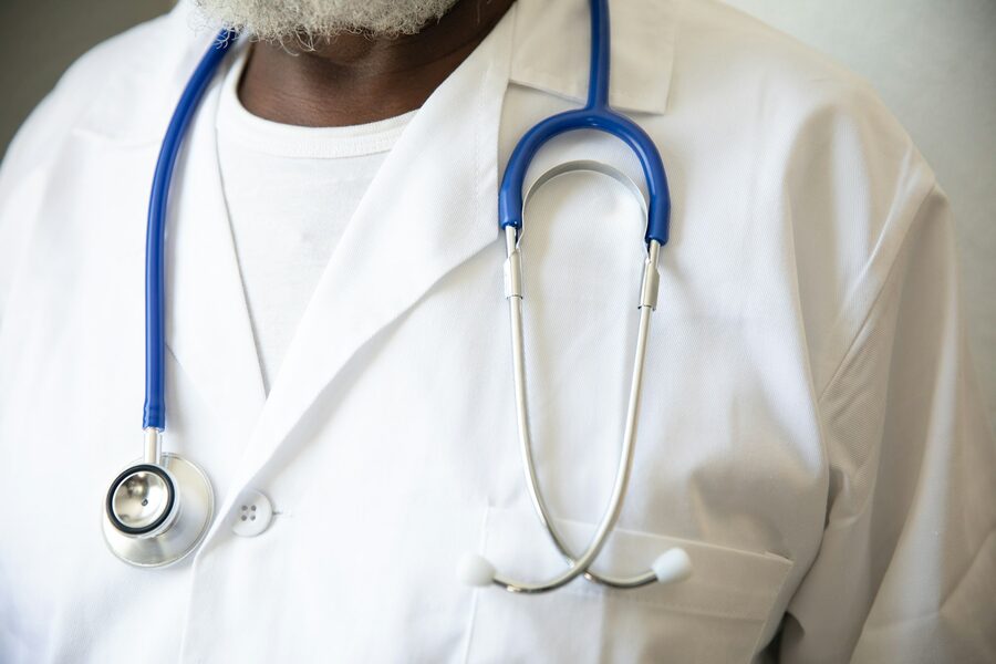Médico com estetoscópio representando a rede credenciada